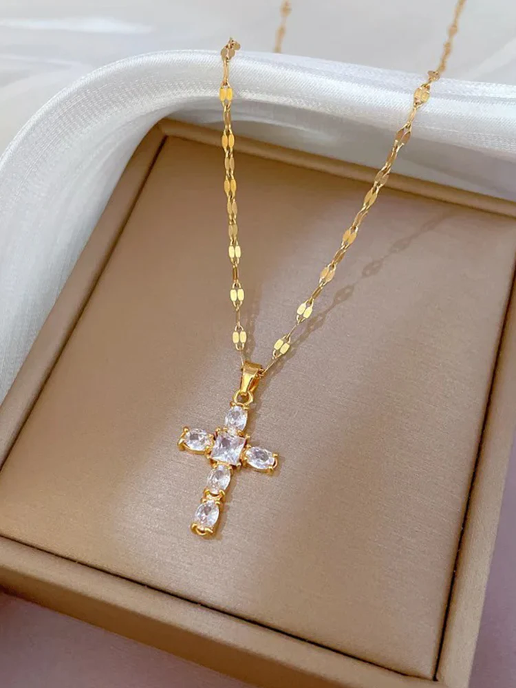 Dames ketting met kruis hanger – Hanger met ingelegde steentjes op grove schakelketting