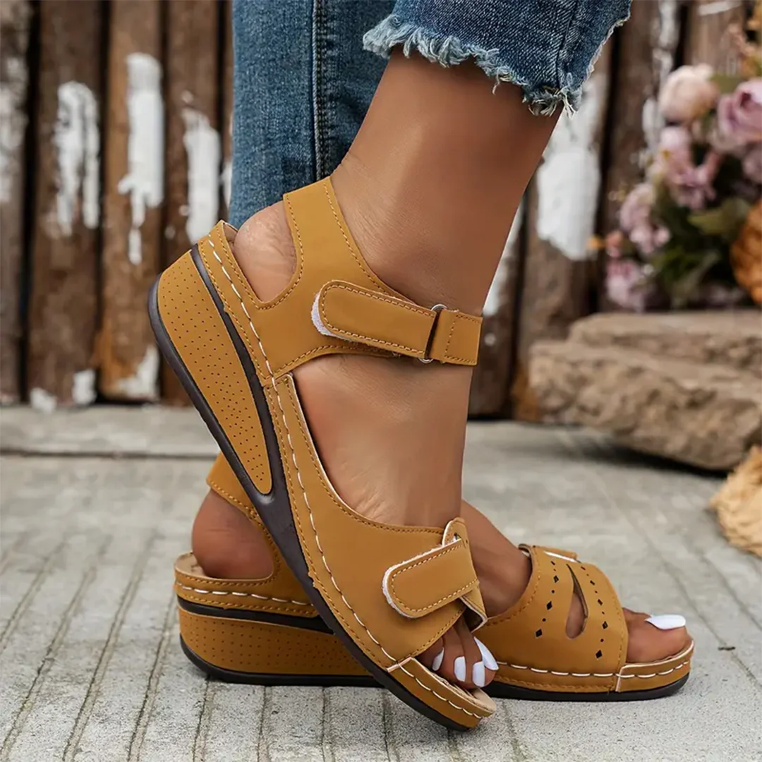 Dames sandalen met klittenbandsluiting – Verstelbare open sandalen met sleehak