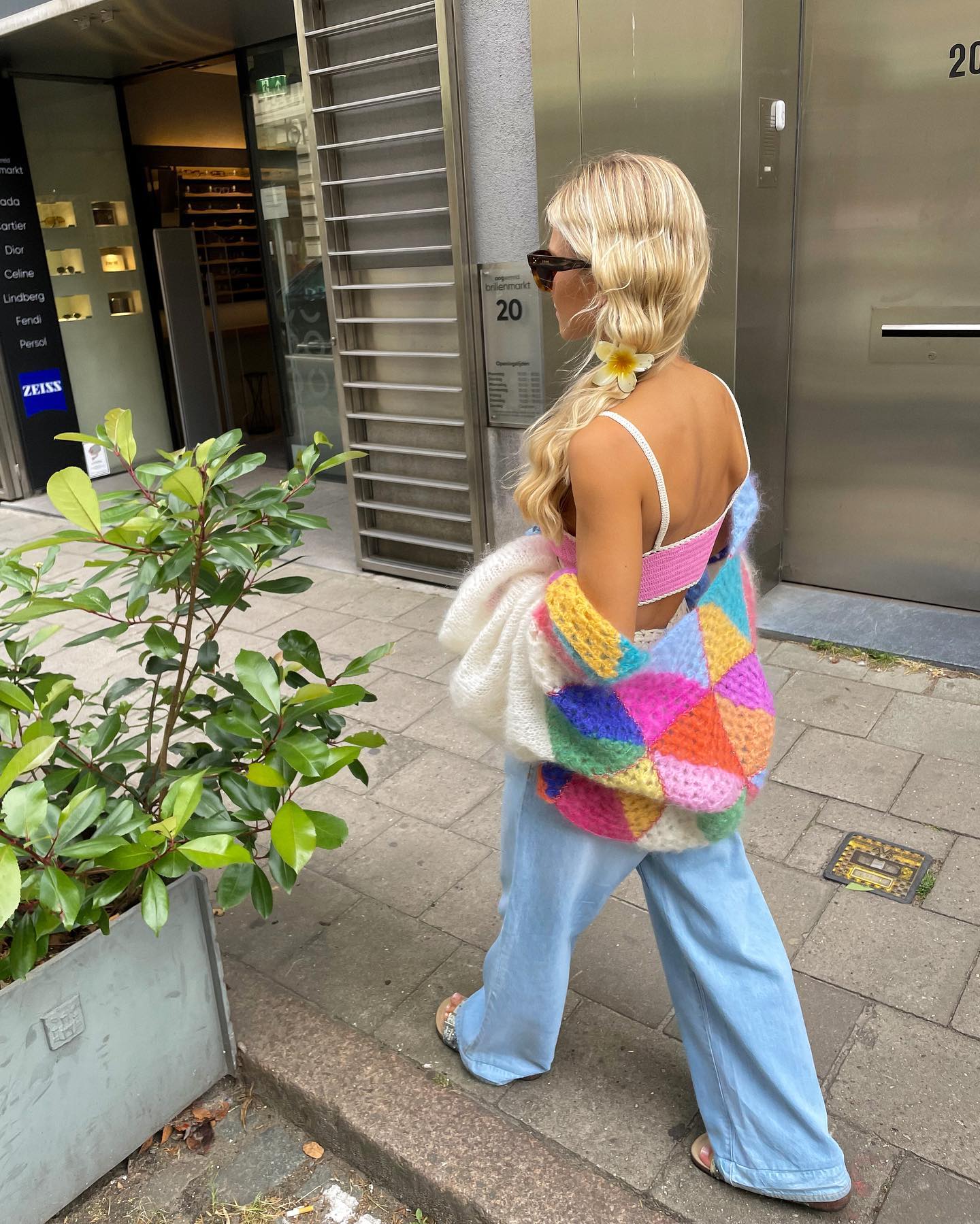 Gebreide Damesvest met Regenboogstrepen – Fluffy Stijl