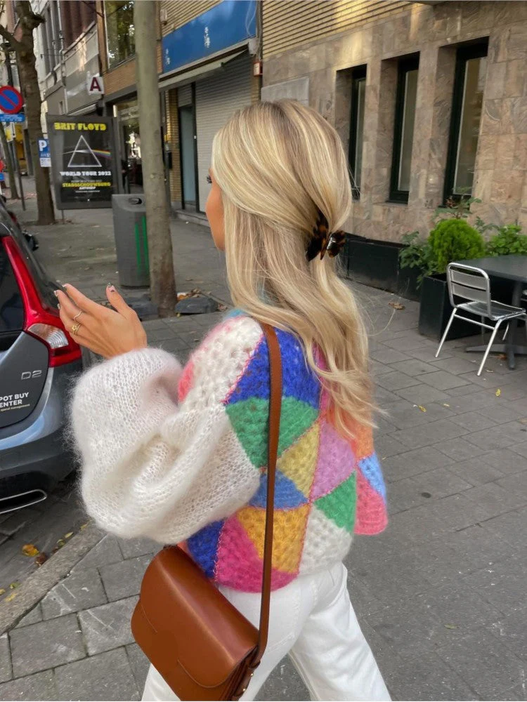 Gebreide Damesvest met Regenboogstrepen – Fluffy Stijl