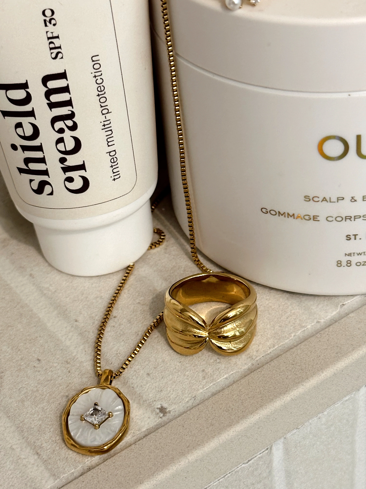 Dames ketting – Ronde hanger met parelmoerlook en centrale zetting