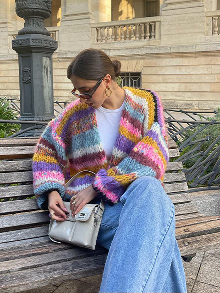 Gebreide Damesvest met Regenboogstrepen – Fluffy Stijl