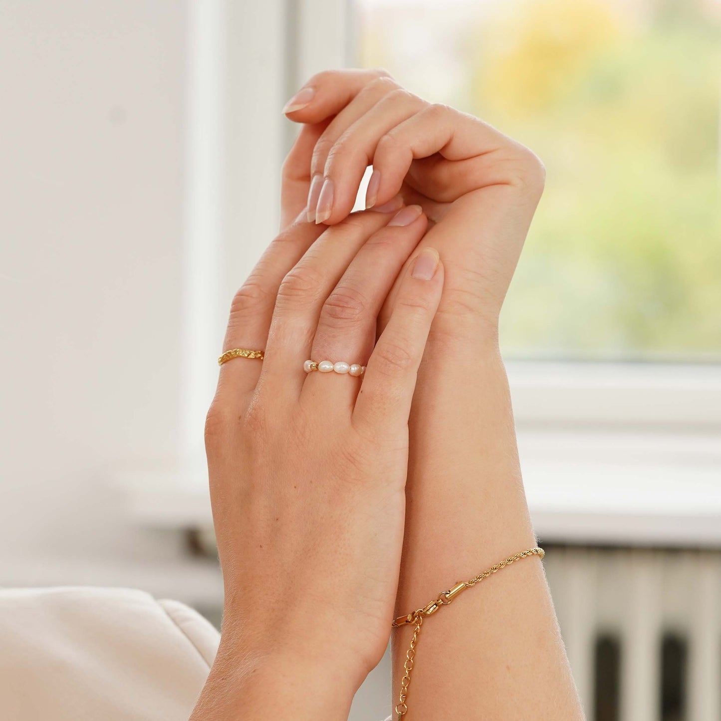 Dames ring – Elastische ring met onregelmatige parels en metalen detail