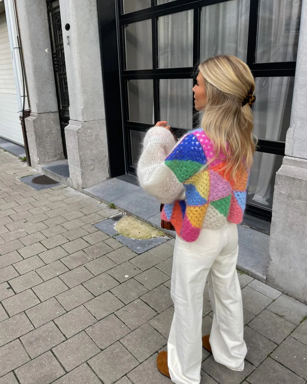 Gebreide Damesvest met Regenboogstrepen – Fluffy Stijl