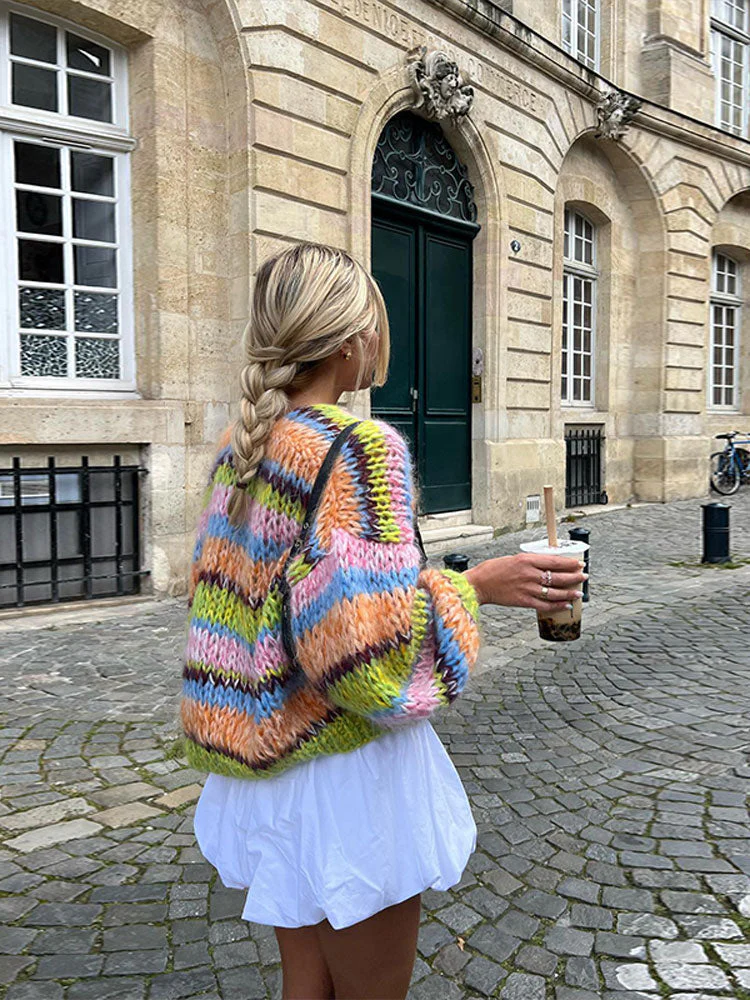 Gebreide Damesvest met Regenboogstrepen – Fluffy Stijl