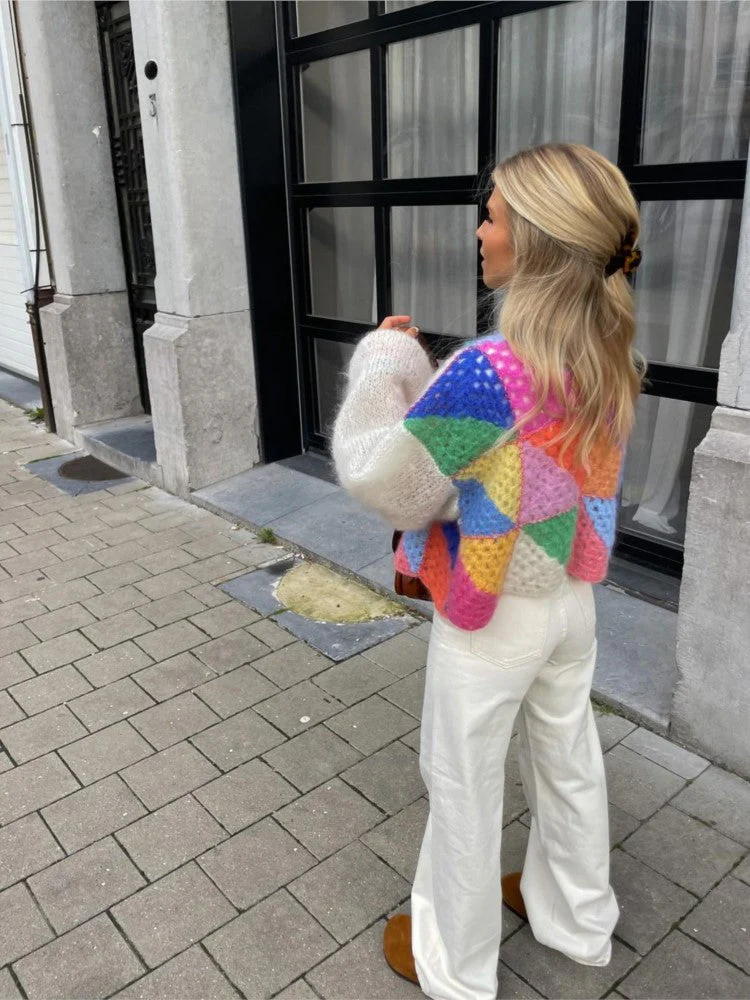 Gebreide Damesvest met Regenboogstrepen – Fluffy Stijl