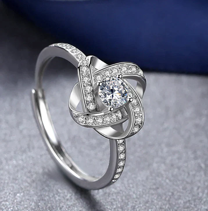 Dames Ring – Gevlochten Ring met Strasssteen en Glanzende Afwerking