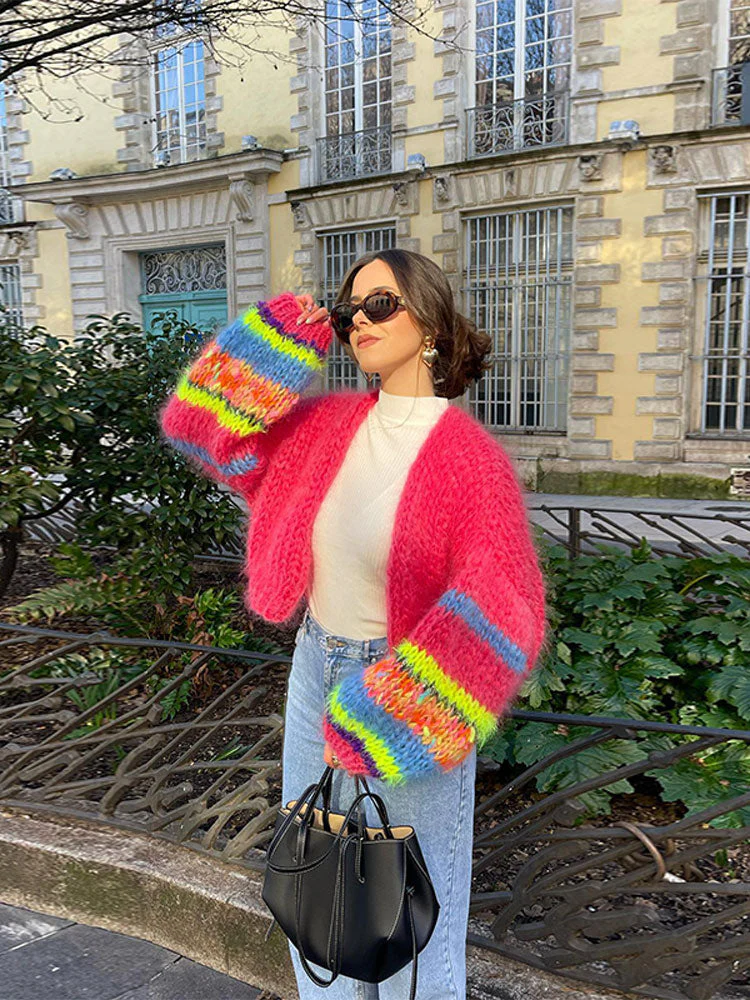 Gebreide Damesvest met Regenboogstrepen – Fluffy Stijl
