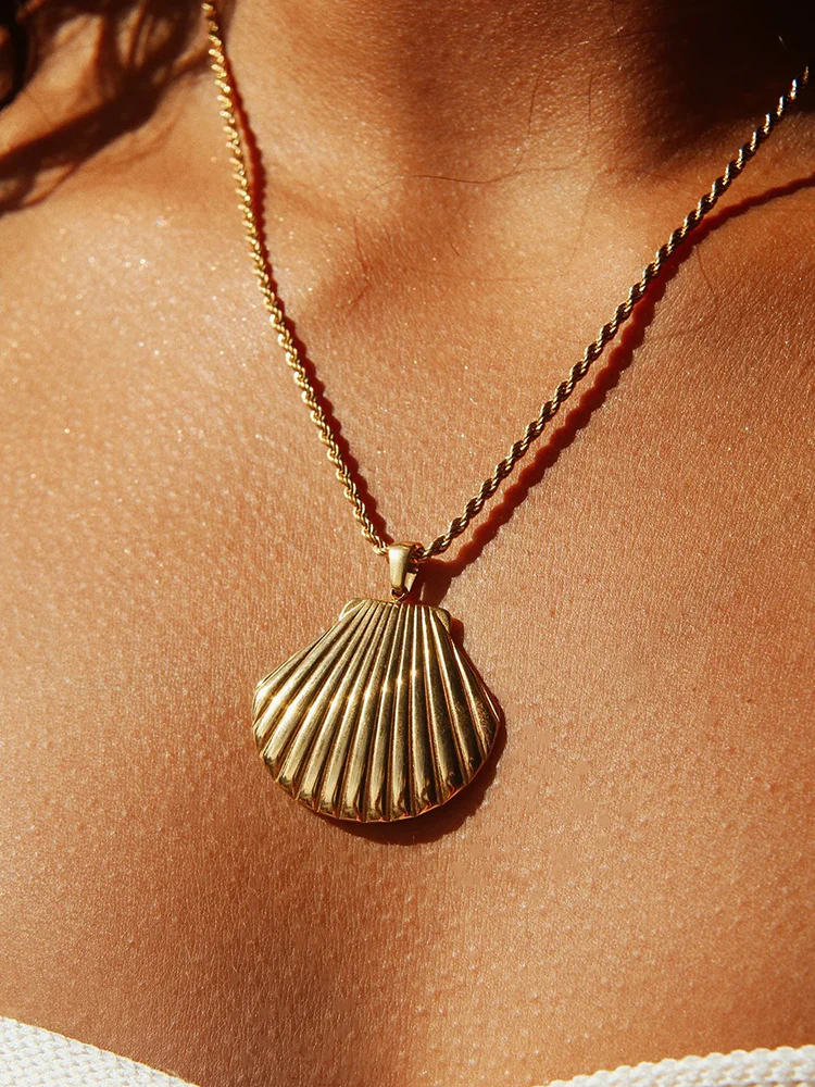 Dames ketting met schelpvormige hanger – Gedraaide schakelketting met reliëfdetail