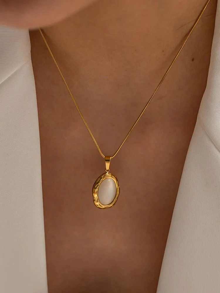 Dames ketting met ovale hanger – Slangenschakelketting met glanzende steen