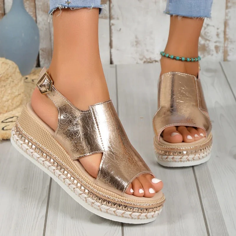 Dames Plateau Sandalen met Gesloten Wreef – Gevlochten Zool en Metallic Afwerking