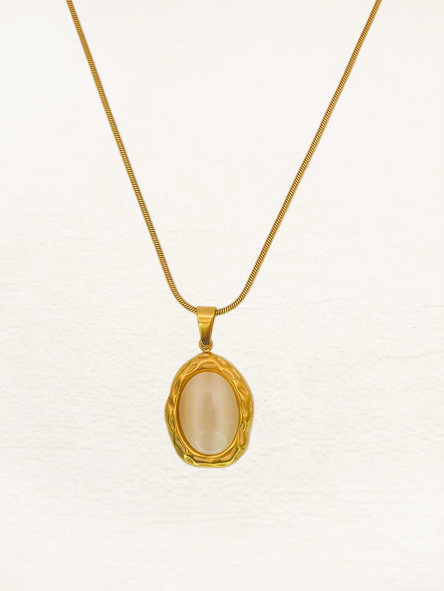 Dames ketting met ovale hanger – Slangenschakelketting met glanzende steen