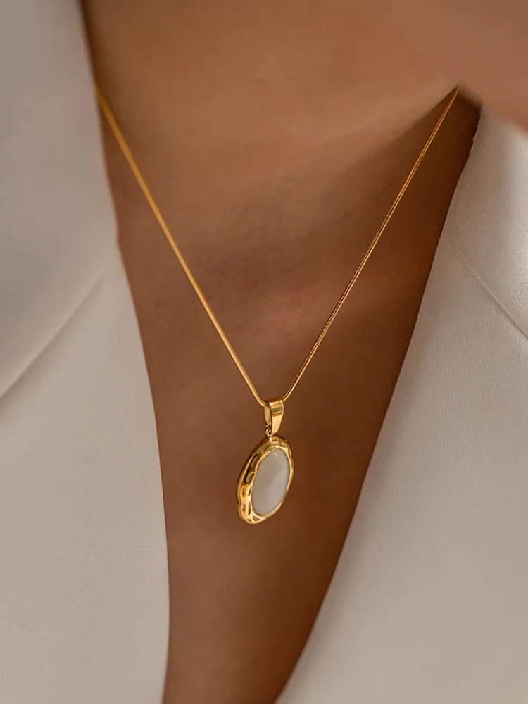 Dames ketting met ovale hanger – Slangenschakelketting met glanzende steen