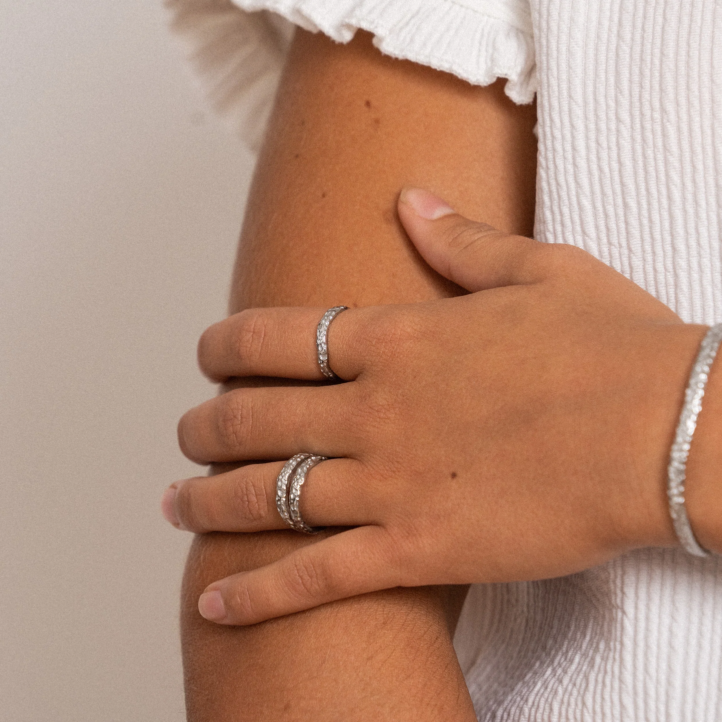 Dames ring – Open design met gehamerde structuur en splitvorm