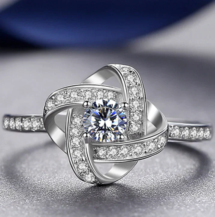 Dames Ring – Gevlochten Ring met Strasssteen en Glanzende Afwerking
