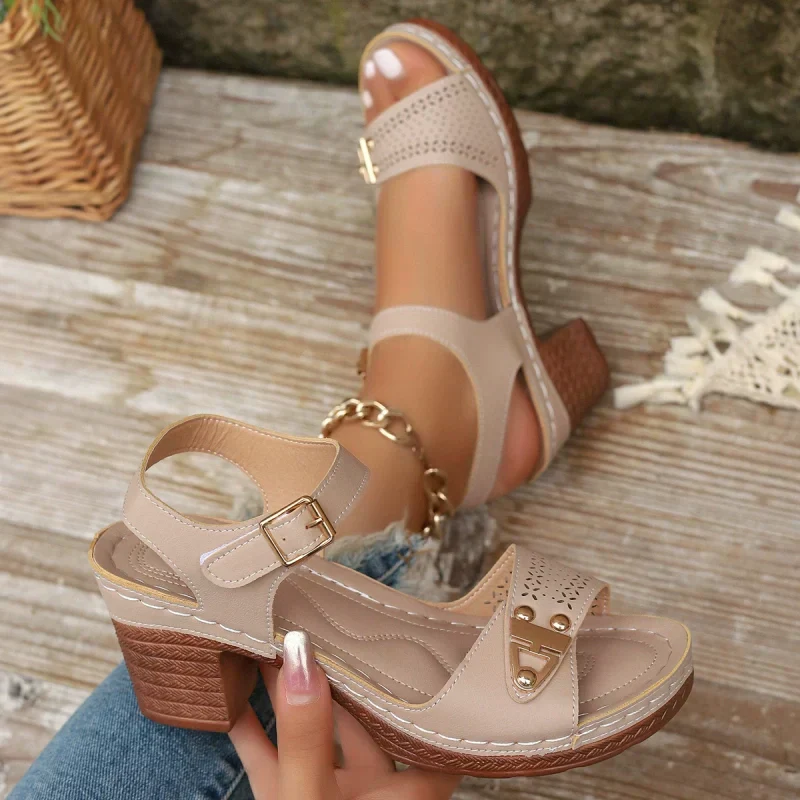 Dames Sandalen met Hak – Gespsluiting en Decoratief Neusdetail