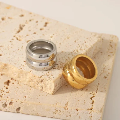 Dames Ring – Brede Organische Band in Glanzende Metaalafwerking