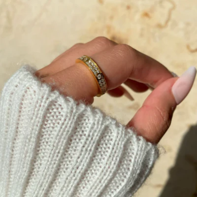 Dames ring – Brede band met pavézetting en ronde stenen