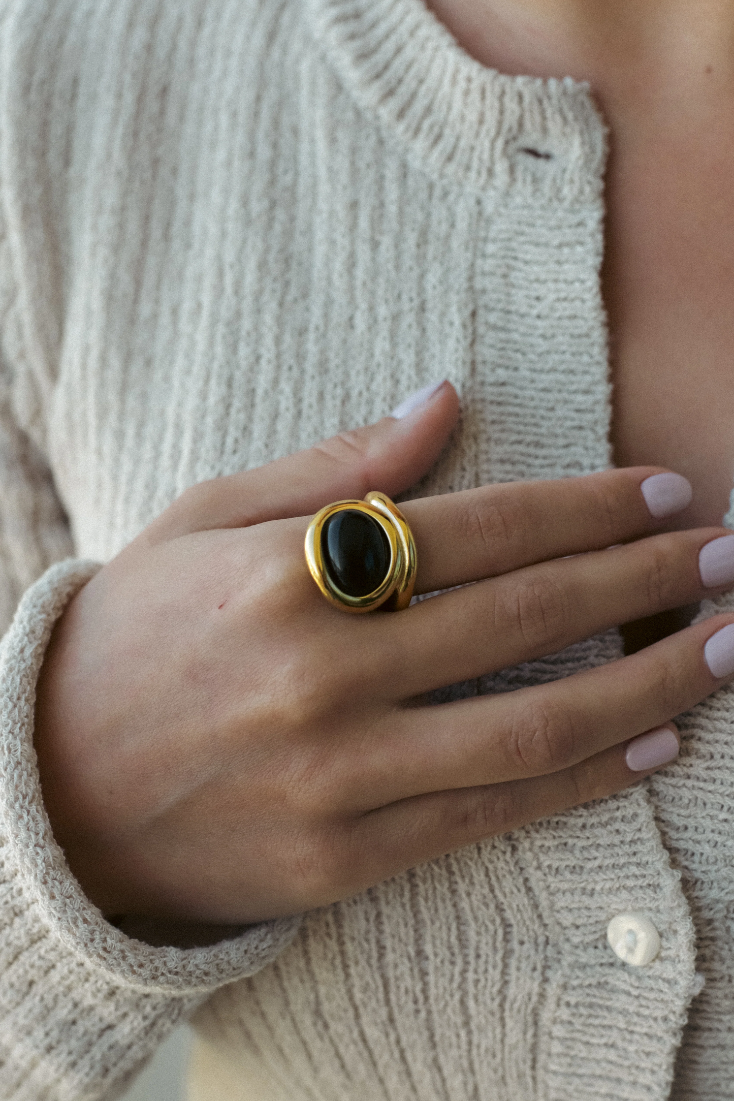 Dames Ring – Zwarte Steen met Gedraaide Rand