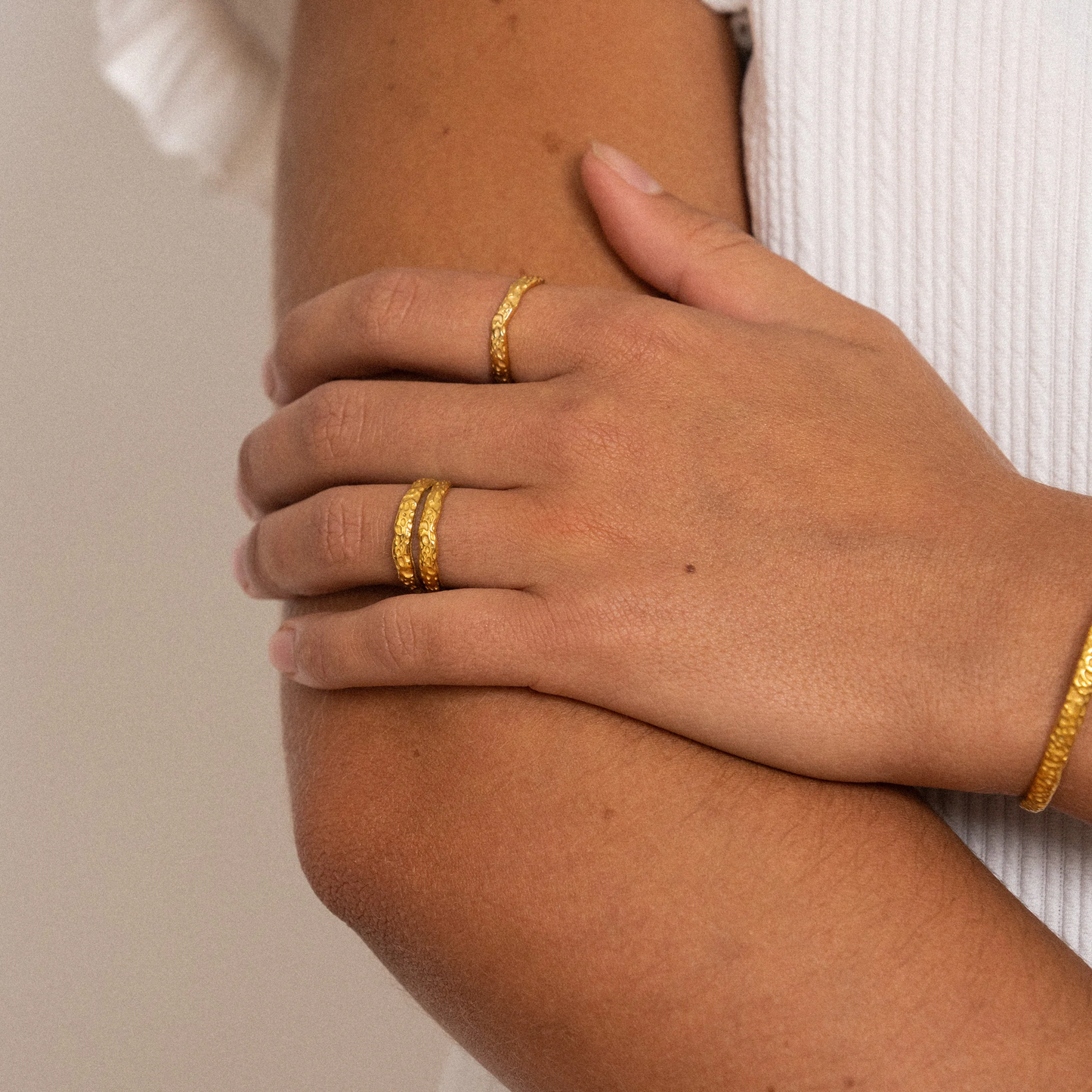 Dames ring – Open design met gehamerde structuur en splitvorm