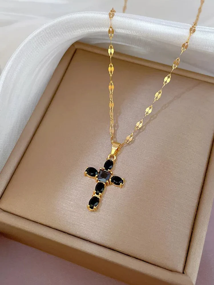 Dames ketting met kruis hanger – Hanger met ingelegde steentjes op grove schakelketting
