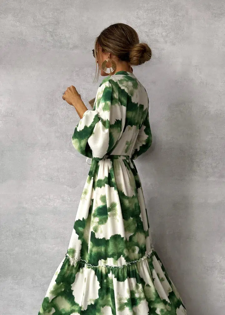 Lange damesjurk met print – Losvallend model met taillekoord en V-hals