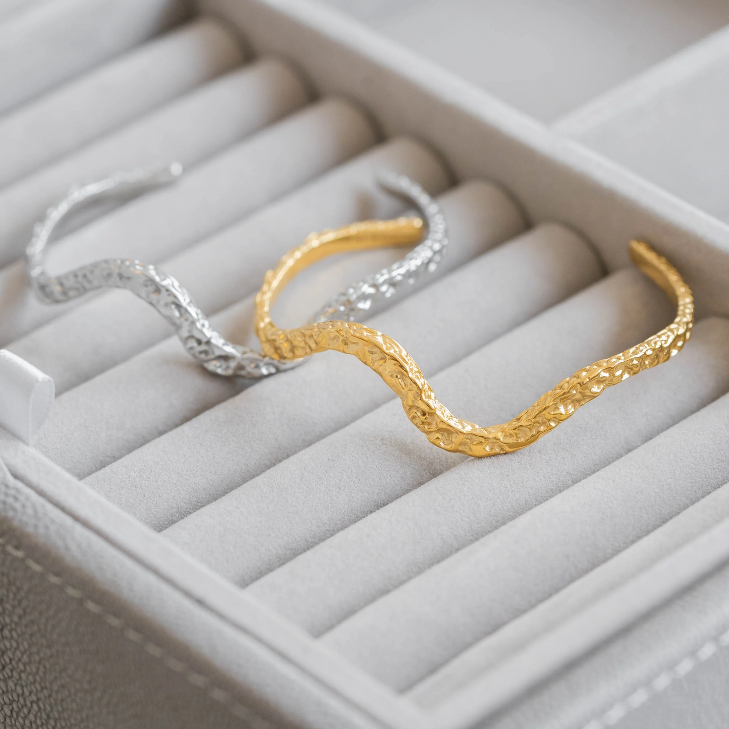 Dames armband – Open cuff met onregelmatige structuur en golvende vorm