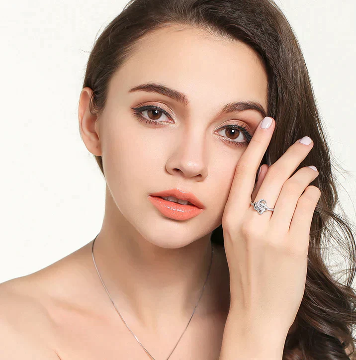 Dames Ring – Gevlochten Ring met Strasssteen en Glanzende Afwerking