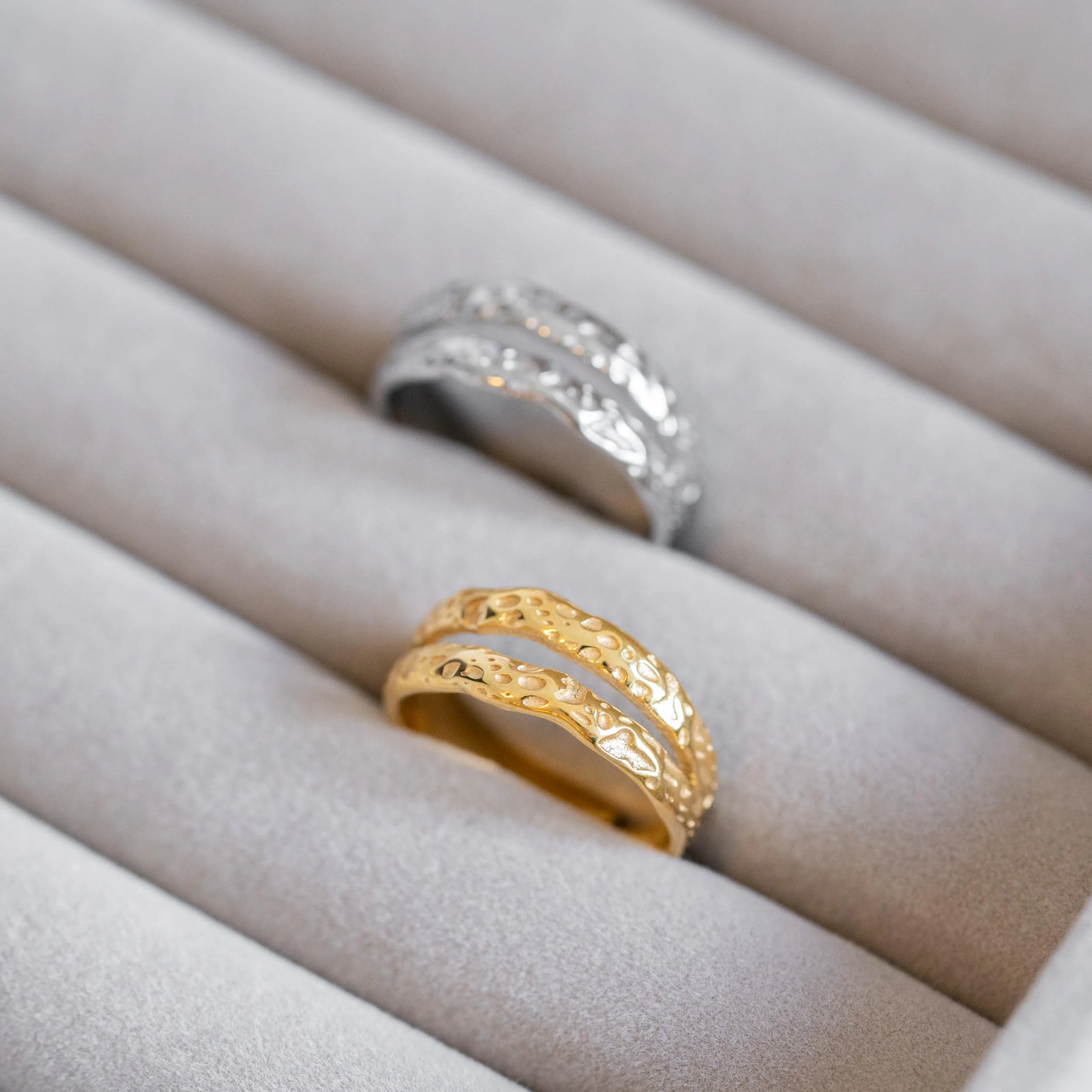 Dames ring – Open design met gehamerde structuur en splitvorm