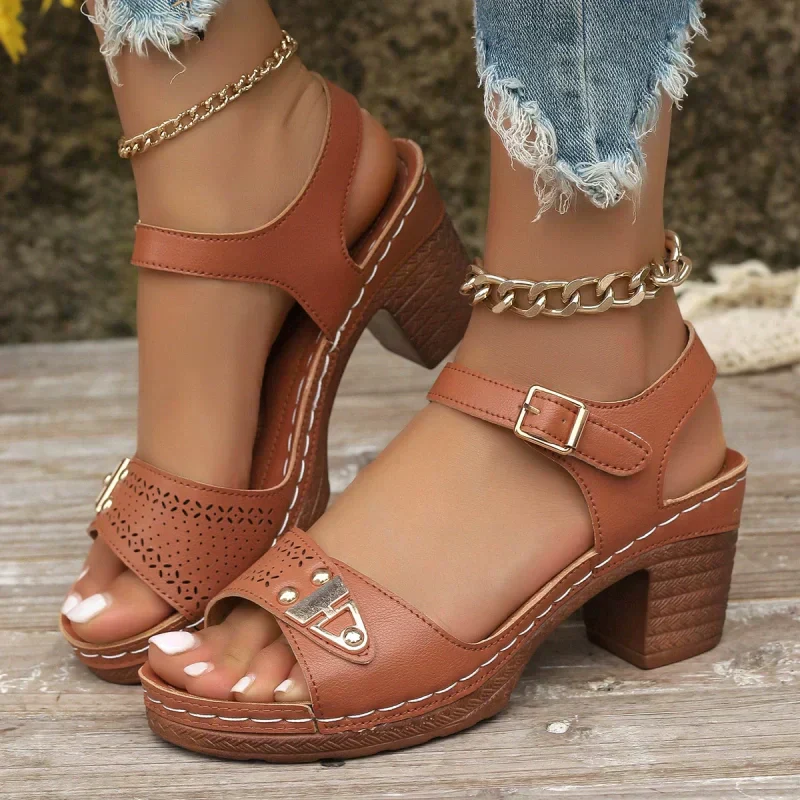 Dames Sandalen met Hak – Gespsluiting en Decoratief Neusdetail