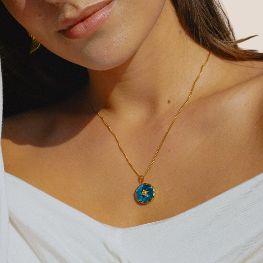 Dames ketting – Ronde hanger met blauwe steen en stervormige rand