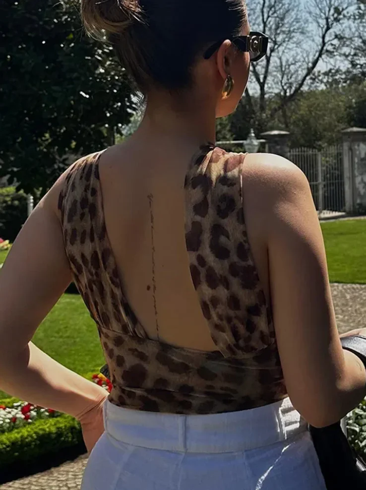 Jelena – Asymmetrische Top met Dierenprint