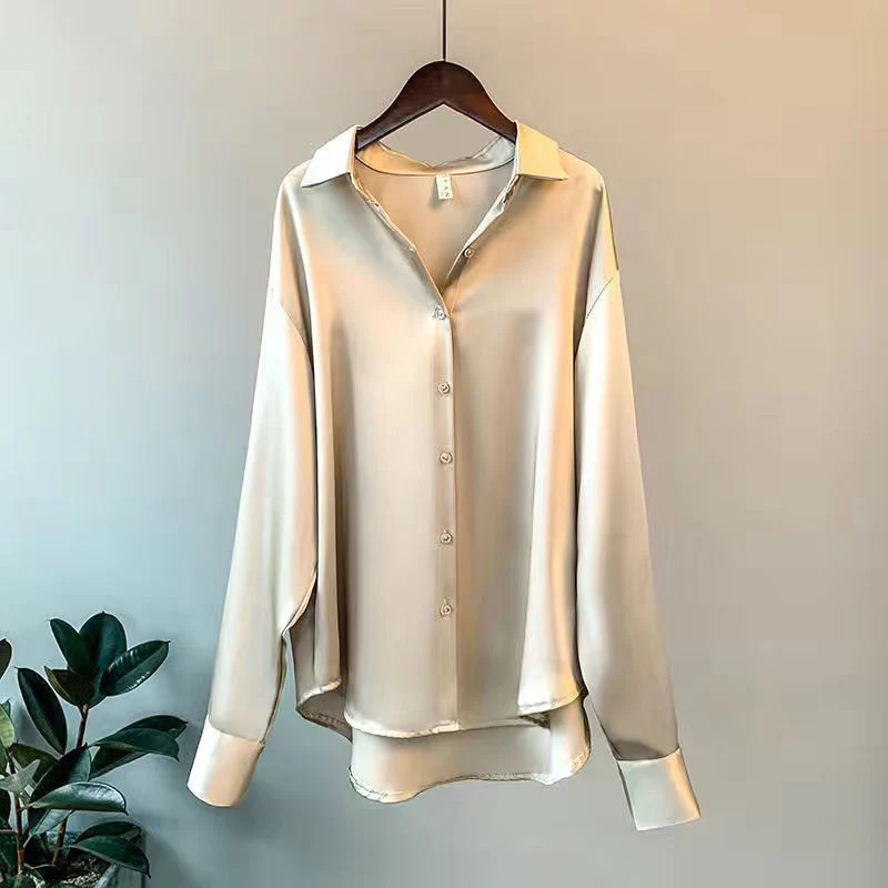 Maud – Satijnen Blouse met Knoopsluiting