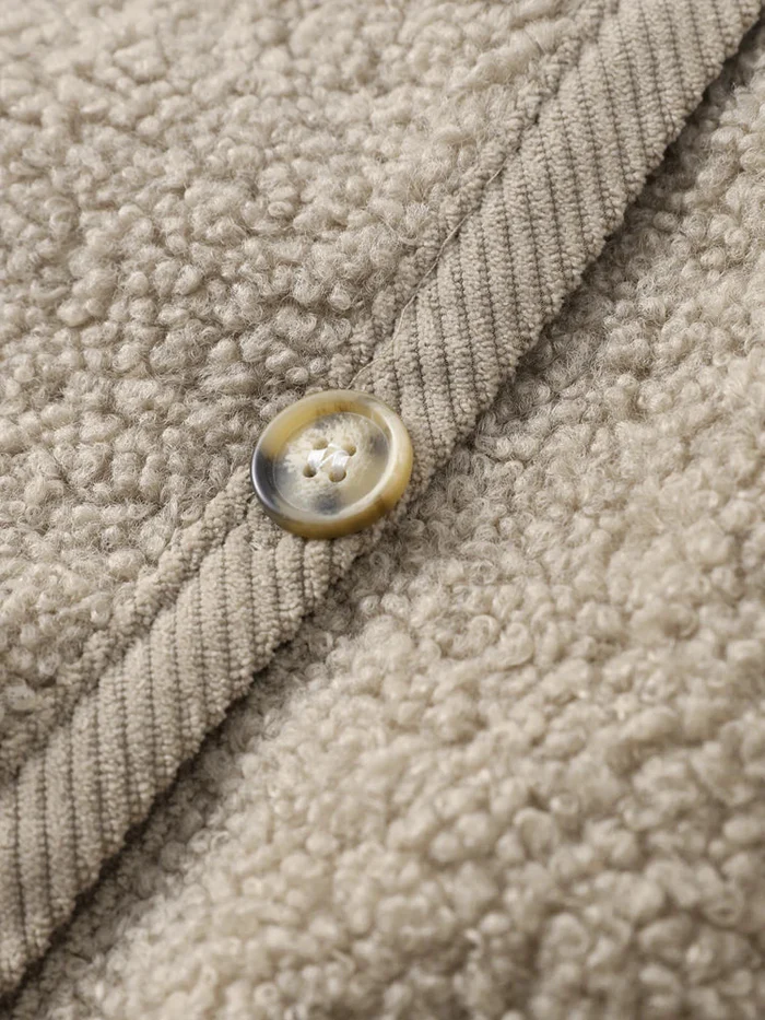 Tess – Teddy Vest met Goudkleurige Knopen