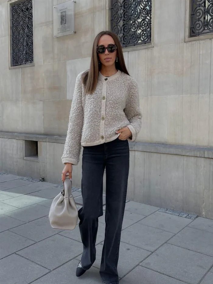 Tess – Teddy Vest met Goudkleurige Knopen