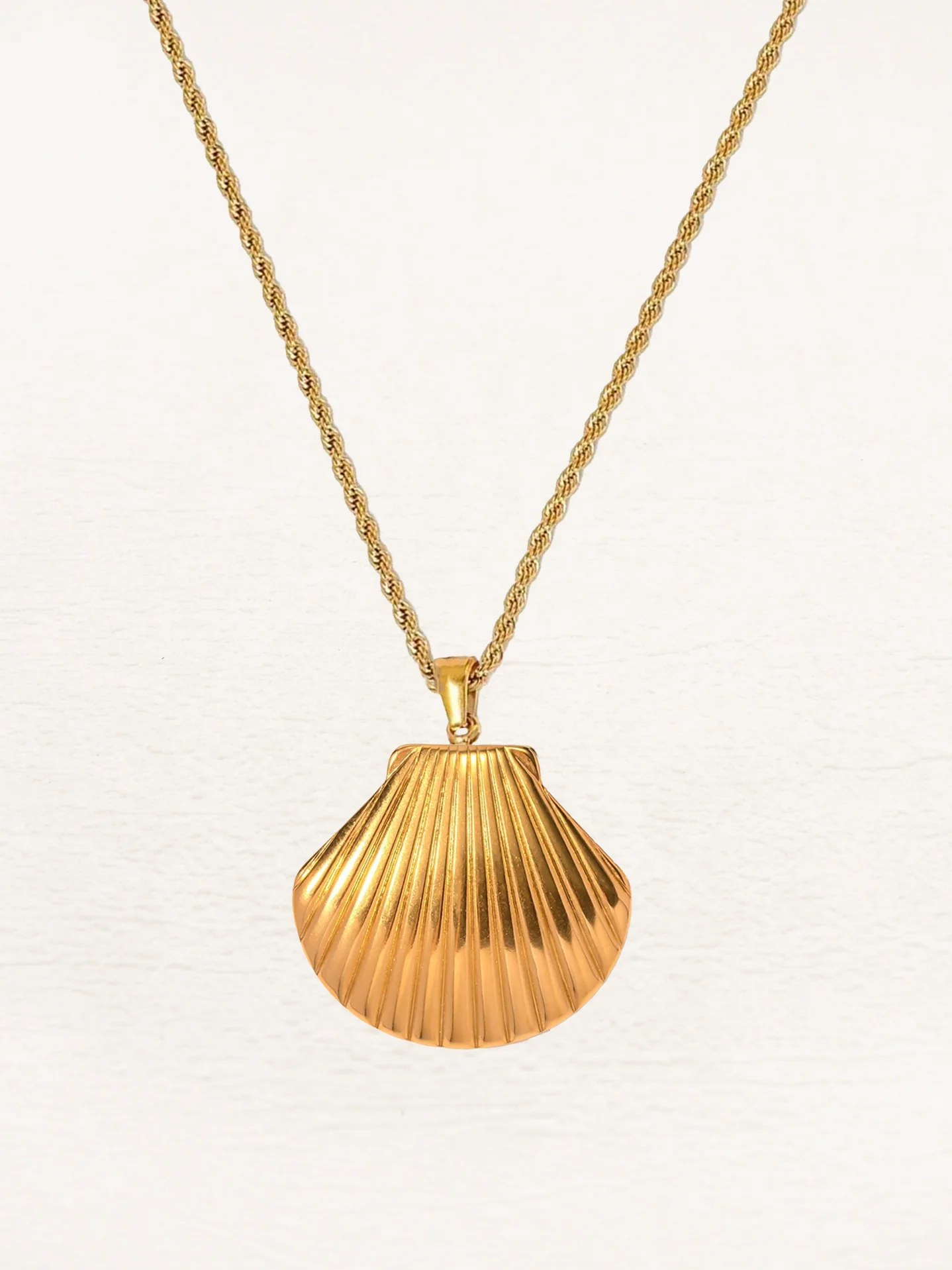 Dames ketting met schelpvormige hanger – Gedraaide schakelketting met reliëfdetail