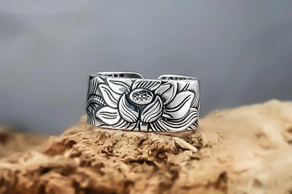 Dames Ring – Brede Ring met Bloemgravure en Antiek Zilveren Afwerking