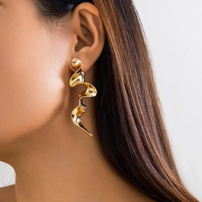 Dames Oorbellen – Gedraaide Metaalvorm met Abstract Design