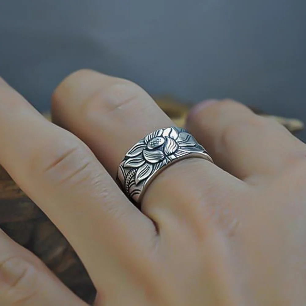 Dames Ring – Brede Ring met Bloemgravure en Antiek Zilveren Afwerking