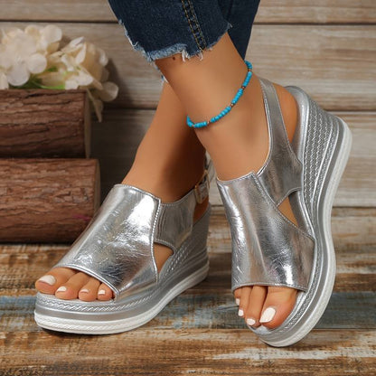Dames sandalen met sleehak – Open sandaal met plateauzool en verstelbare hielband