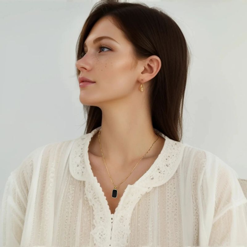Dames ketting – Rechthoekige hanger met matzwarte steen