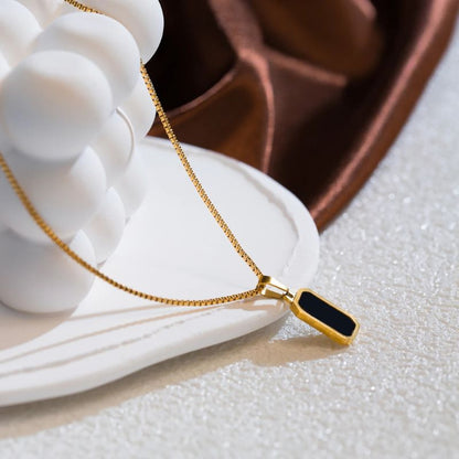 Dames ketting – Rechthoekige hanger met matzwarte steen