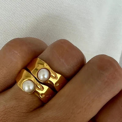 Dames Ring – Goudkleurige Band met Glanzende Parelaccent