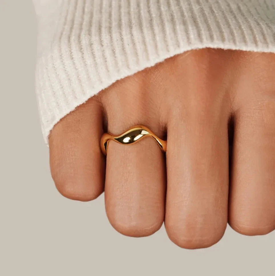 Dames Ring – Minimalistisch Golvend Design