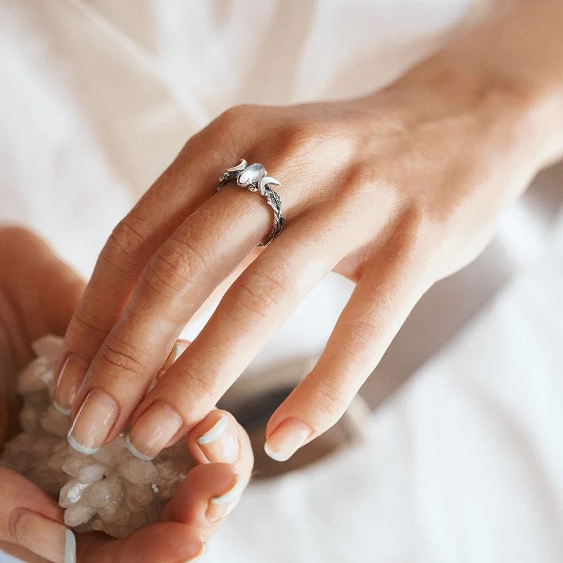 Dames Ring – Maansteen met Dubbele Maansikkel