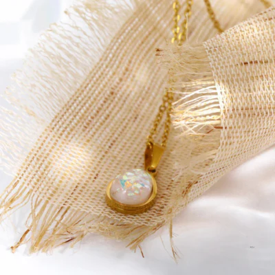 Dames ketting – Druppelvormige hanger met opaal-look