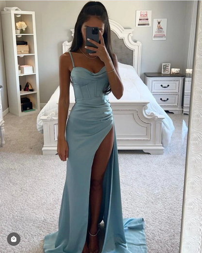 Satijnen Avondjurk met Hoge Split – Elegant Draped Fit