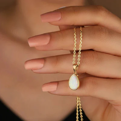 Dames ketting – Druppelvormige hanger met opaal-look