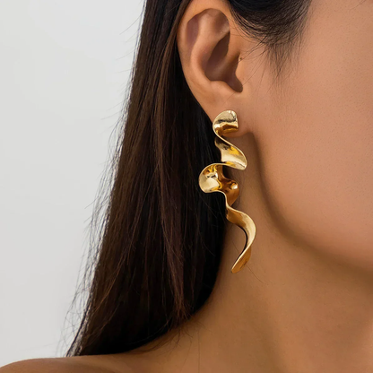 Dames Oorbellen – Gedraaide Metaalvorm met Abstract Design