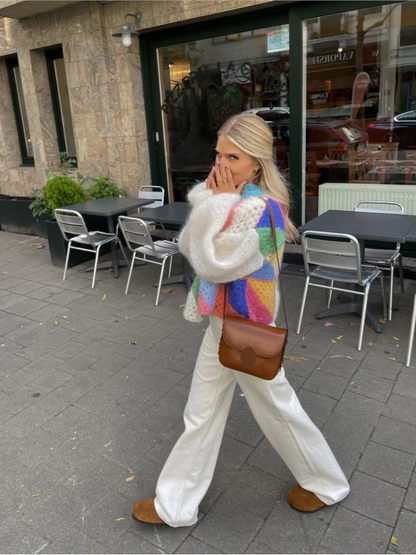 Gebreide Damesvest met Regenboogstrepen – Fluffy Stijl